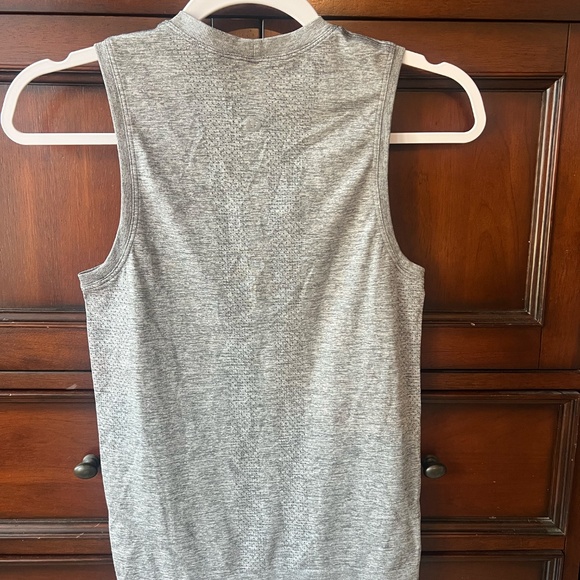 Lululemon Swiftly Relaxed Tank Top - Size 2  - Heathered Grey - [EUC, oo] - Picture 2 of 2